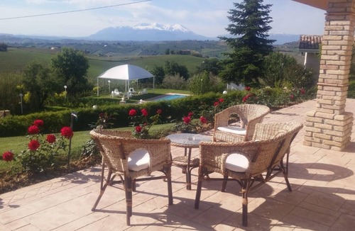 Citta Sant'Angelo House | I Tre Laghi Countryhouse with pool (sleeps 14 - 24 persons)
