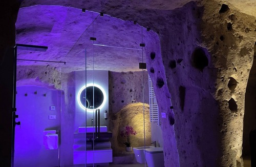 Sasso Caveoso House | Il Nido Nella Roccia - Unique Natural Cave Chambers, Modern Style, in Downtown