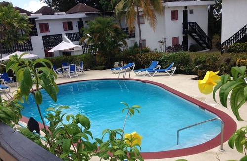 Rockley House | Immaculate townhouse with Pool on Rockley Golf Course