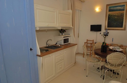 Marina di Castagneto Carducci Apartment | Beautiful apartment for 2 guests with WIFI, A/C, TV, balcony and panoramic view