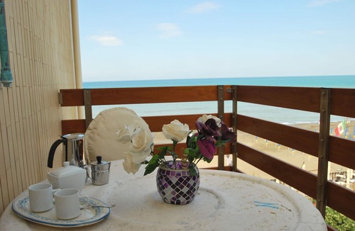 Marina di Castagneto Carducci Apartment | Beautiful apartment for 2 guests with WIFI, A/C, TV, balcony and panoramic view