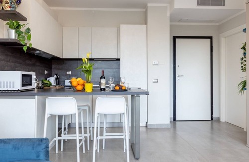 Calambrone House | GuestHost - Modern studio apartment of about 40 sqm, located on the 2nd floor of a renovated building (with elevator), for 3 people and equipped with a shared swimming pool and free private parking space.The property is located in Calambrone, just 400 me