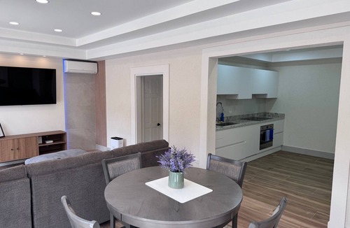 Prospect Apartment | La Porta Della Casa - King Bed with Patio Hot Tub and Sun Deck