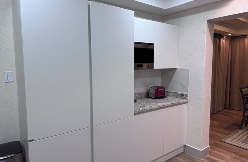 Prospect Apartment | La Porta Della Casa - King Bed with Patio Hot Tub and Sun Deck