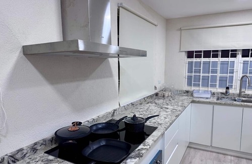 Prospect Apartment | La Porta Della Casa - 2-King bed Apt. with Pool & Sunset Deck