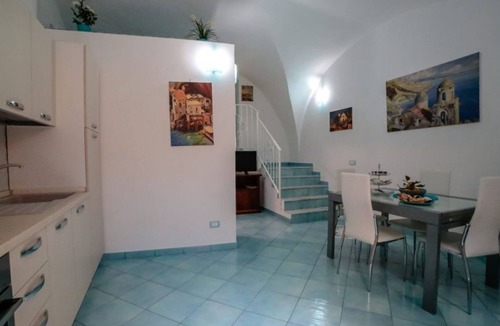 Maiori Apartment | Located in Maiori, just 50 meters from the sea and can accommodate up to a maximum of 4 people.