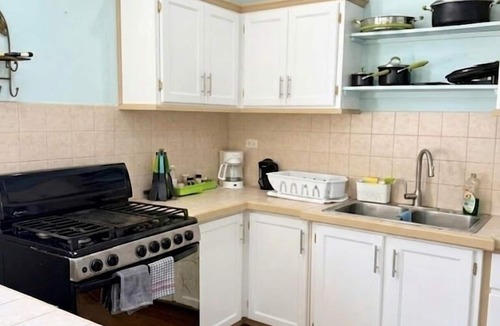 Hastings Apartment | Lovely 2 bed/2bath apartment, a/c, veranda, garden, 10 mins to Hastings beach
