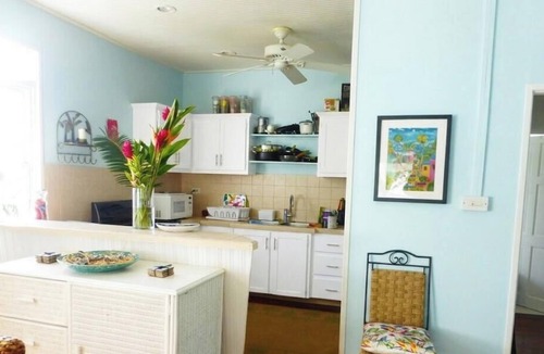 Hastings Apartment | Lovely 2 bed/2bath apartment, a/c, veranda, garden, 10 mins to Hastings beach