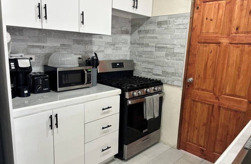 Rendezvous Apartment | Lovely 2-bedroom apartment with AC, 15 min walk from the South Coast Main Road