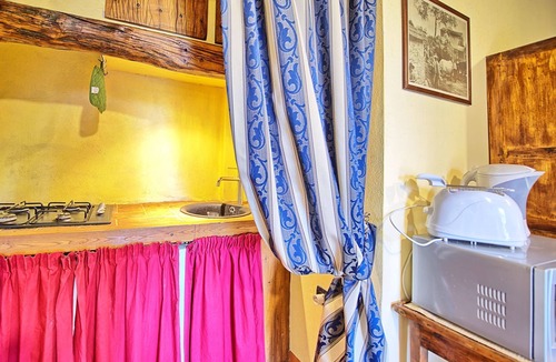 Castelnuovo Berardenga Apartment | Lovely apartment for 3 people with pool, A/C, WIFI, pets allowed and panoramic view