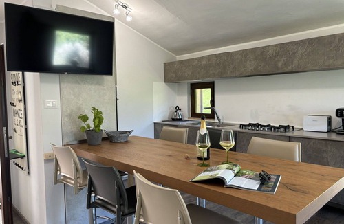 Cologna Spiaggia Villa | Lovely apartment in villa with hot tub, A/C, pool, WIFI, TV, patio, pets allowed and panoramic v.