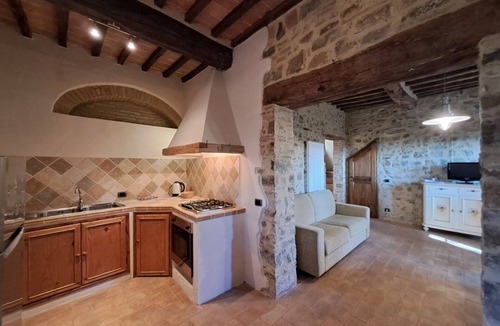 Poggibonsi Apartment | Lovely apartment for 6 guests with WIFI, A/C, pool, TV and panoramic view, close to San Gimignano
