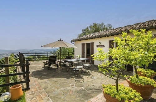 Sasso dʼOmbrone Villa | Lovely apartment in villa for 2 guests with A/C, WIFI, pool, patio and panoramic view