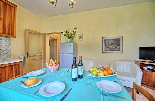San Gimignano Apartment | Lovely apartment for 4 people with WIFI, pool, A/C, TV and panoramic view