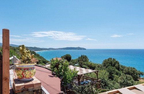 Caprioli Apartment | Lucio Battisti Sea View Room with Wi-Fi and Air Conditioning