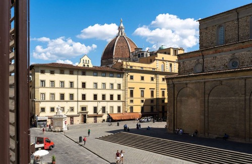 Santa Maria Novella Apartment | Luxurious 3-Bedroom Apartment with Views of the Medicean Chapels