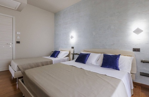 Municipio 5 Bed & Breakfast | MAESTRALE TRIPLE ROOM near the sea and the airport Karol Wojtyla