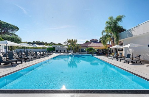 Laura Apartment | Marina Living Rooms – Comfort Quadruple Room with Shared Pool, Wi-Fi, Air Conditioning