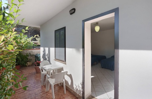 Laura Apartment | Marina Living Rooms – Comfort Quadruple Room with Shared Pool, Wi-Fi & Air Conditioning