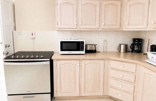 Maxwell Apartment | Maxwell Beach Escape 2: Beachfront Apartment with Resort Access