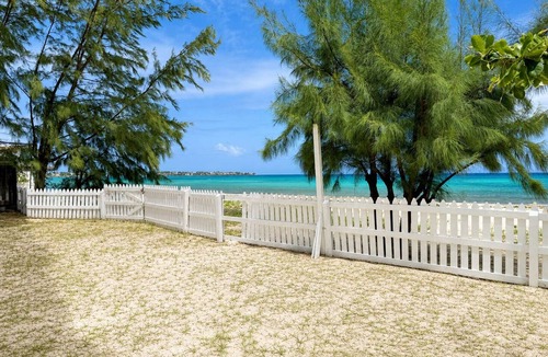 Maxwell Apartment | Maxwell Beach Escape 2: Beachfront Apartment with Resort Access