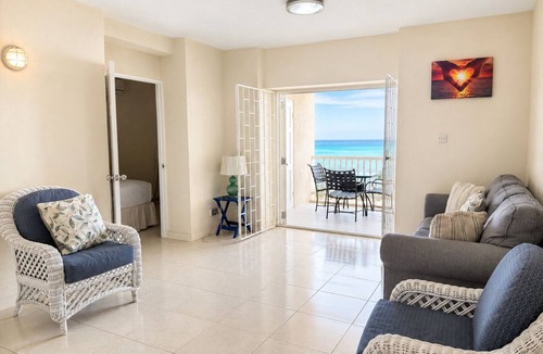 Maxwell Apartment | Maxwell Beach Escape 2: Beachfront Apartment with Resort Access