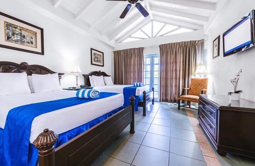 Hastings Hotel | Minutes to the Dover Beach! FREE Parking, Onsite Pool, Garden!