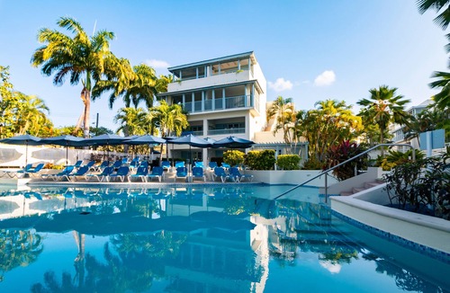 Hastings Hotel | Minutes to the Dover Beach! FREE Parking, Onsite Pool, Garden!