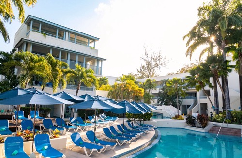 Hastings Hotel | Minutes to the Dover Beach! FREE Parking, Onsite Pool, Garden!