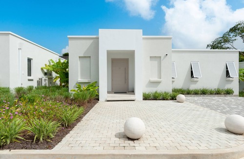 Porters Villa | Modern 3 bedroom villa in gated community. Just 5 mins to Holetown & Beaches