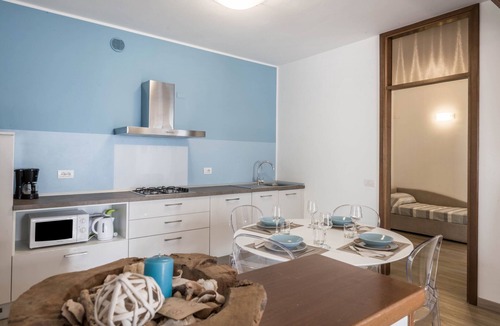 Cassone Apartment | Modern Apartment “Fiocco” with Lake View, Wi-Fi, Air Conditioning and Terrace