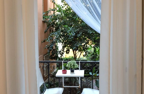 Vittorio Emanuele Apartment | Napoli SottoSopra a Chiaia, Elegant central apartment for groups and families