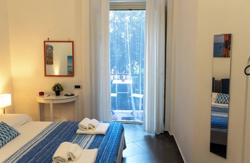 Vittorio Emanuele Apartment | Napoli SottoSopra a Chiaia, Elegant central apartment for groups and families