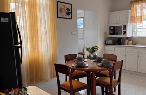 Maxwell House | Nearby Maxwell Beach Upstairs Apartment