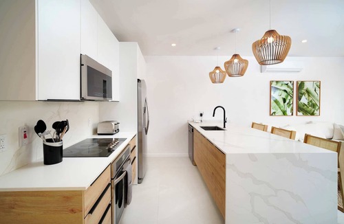 Gibbes House | New Stylish 2BR Villa, Walk to Beach! Pool