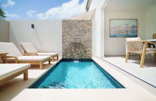 Gibbes House | New Stylish 2BR Villa, Walk to Beach! Pool