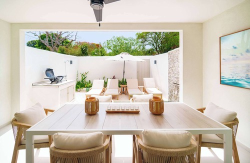 Gibbes House | New Stylish 2BR Villa, Walk to Beach! Pool