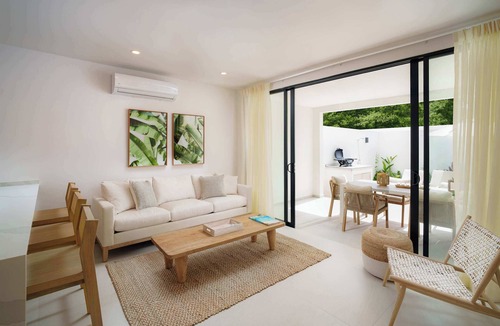 Gibbes House | New Stylish 2BR Villa, Walk to Beach! Pool