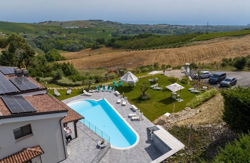 Citta Sant'Angelo Villa | Nice apartment in villa with pool, WIFI, A/C, TV, patio, pets allowed and panoramic view