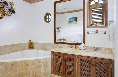 Mount Standfast House | Oceana maximises the benefits of its superb position with the enjoyment of tropical living.