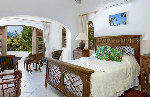Mount Standfast House | Oceana maximises the benefits of its superb position with the enjoyment of tropical living.