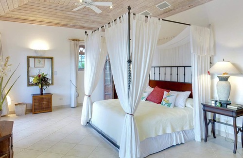 Mount Standfast House | Oceana maximises the benefits of its superb position with the enjoyment of tropical living.