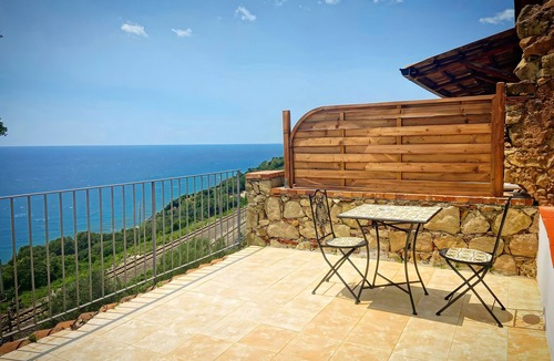 Caprioli Apartment | Orizzonte Sea View Room with Wi-Fi and Air Conditioning