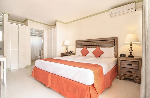 Rendezvous House | Peaceful Spacious Room w/Living Area | Free Parking Available