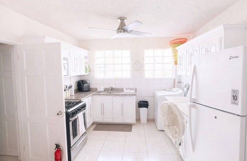 Maxwell Condo | Pene’s Place Tropical 2BR Condo with Pool Steps to Beach!