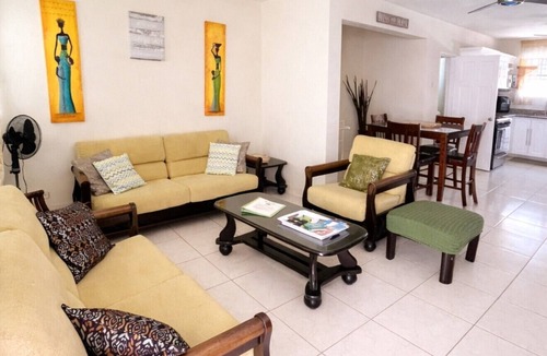 Maxwell Condo | Pene’s Place Tropical 2BR Condo with Pool Steps to Beach!