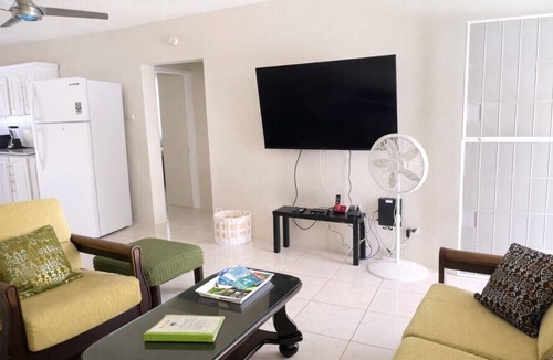 Maxwell Condo | Pene’s Place Tropical 2BR Condo with Pool Steps to Beach!