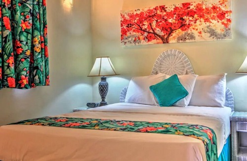 Rendezvous House | Perfect Locale for Nature Lovers! 2 Suites w/ FREE Parking Near Coco Hill Forest