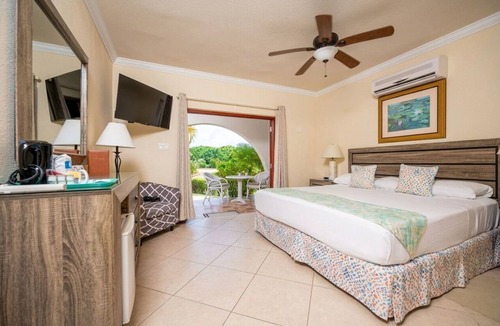 Retreat Hotel | Pool & Fitness Center Access with Free Parking | 1.7 Miles to Heywoods Beach
