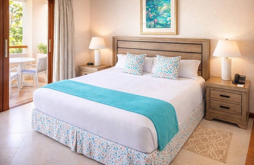 Retreat Hotel | Pool & Fitness Center Access with Free Parking | 1.7 Miles to Heywoods Beach
